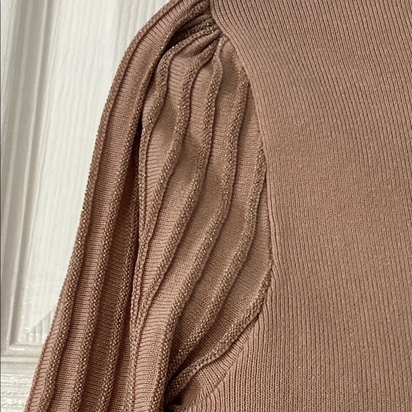 Women's long sleeve sweater . Light pink /gold thread in sleeves - Picture 3 of 6